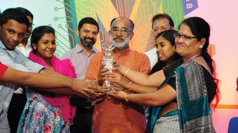 The team comprising five members led by Gauripriya M.R. and Asna Thaj, Arif A, M.S. Yaseen, Salini C. Das of Class X of Kairali Vidya Bhavan, Nedumangad receiving the Prof. Sathish John Memorial Special Prize from the Union Minister of State for Tourism, IT and Electronics Mr. Alphons Kannanthanam at the Yuva Mastermind Mega Final held at Younnus Convention Centre, Ashramam, in Kollam on January 10.
