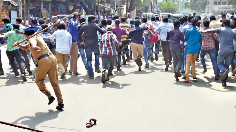 Cops resort to mild lathi-charge to disperse students who tried to remove barricades and march into the Madurai collectorate seeking lift of ban on jallikattu on Wednesday (Photo: DC)