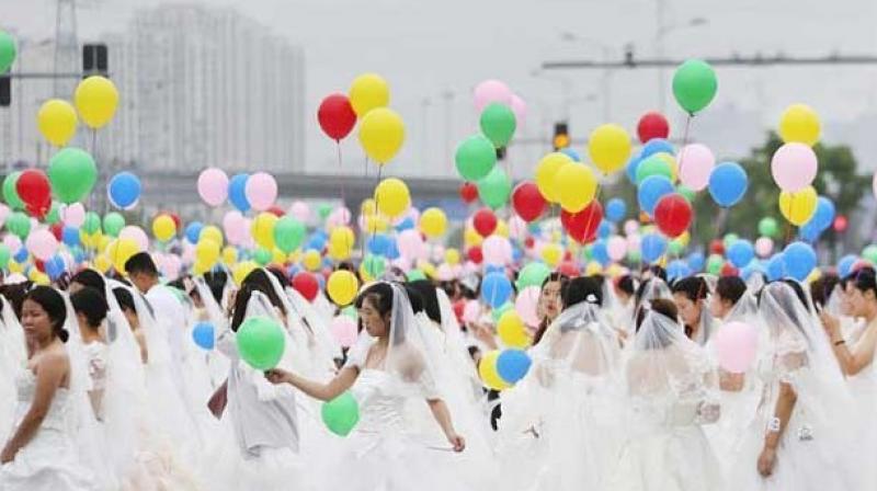 908 beautifully dressed brides-to-be came together to mark opening of Huqiu Wedding Dress City. (Photo: guinnessworldrecords.com)