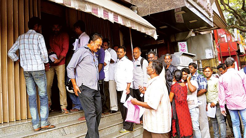 People stand in a queue to withdraw and exchange money in Bengaluru on Wednesday 	(Photo: Shashidhar B.)