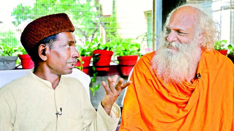 Iqbal Ansari and Nirmohi Akhara mahant Dharam Das, the main litigants in the Babri Masjid-Ram janmabhoomi case in Ayodhya on Thursday. 	(Photo: PTI)
