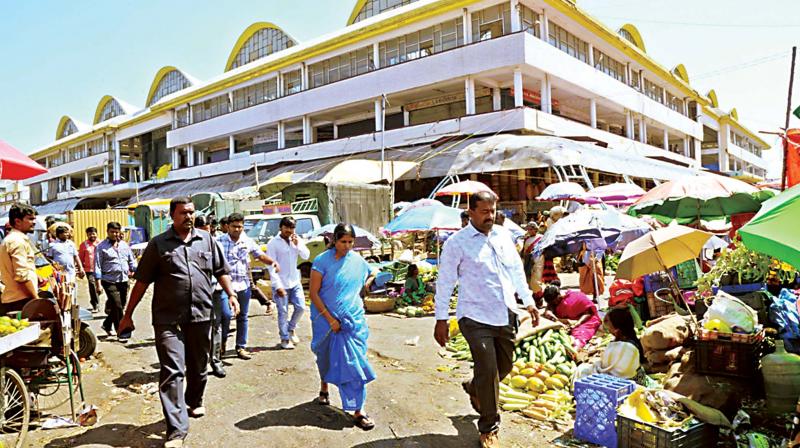 Mayor Gangambike Mallikarjun inspects Gandhi Bazaar and K.R. Market in Bengaluru on Monday (Image DC)