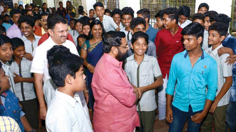 Minister Kadakampally Surendran interacts with students at the Attakkulangara Central School during the inauguration of Dasapushpam in Thiruvananthapuram on Thursday. K. Muraleedharan, MLA, is also seen. (Photo:  DC)