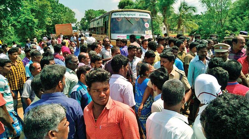 Villagers blocking road near V. Kaikatti near Ariyalur on Sunday after an accident, in which a 4-year-old boy was killed.	(DC)