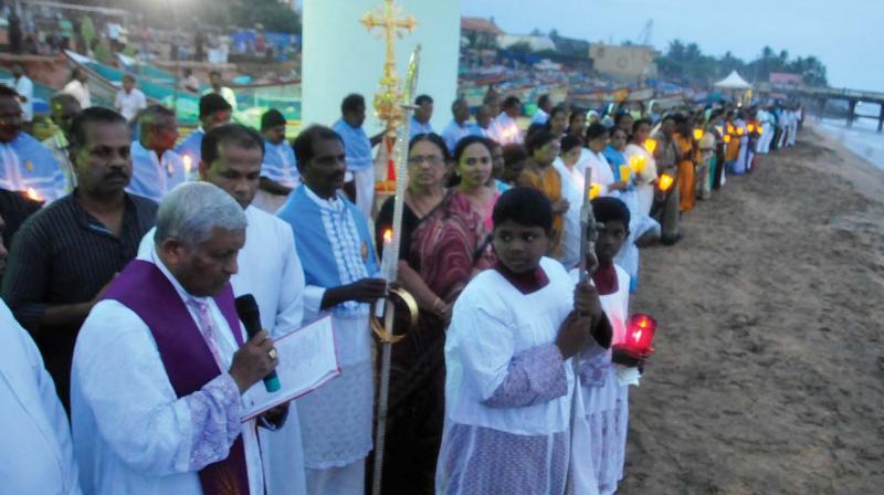 Thiruvananthapuram Archbishop Soosa Pakiam leads the prayers in memory of victims of Ockhi during the first anniversary of the tragedy at Valiyathura beach in  Thiruvananthapuram on Thursday   (Photo:  A.V.MUZAFAR)