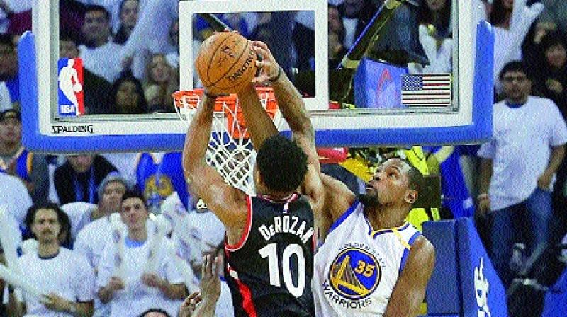 Golden State Warriors forward Kevin Durant blocks a shot by Toronto Raptors guard DeMar DeRozan during their NBA match on Wednesday. 	(Photo:AP)