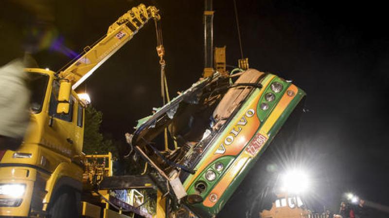 The wreckage of a crashed tourist bus is lifted on a highway in Taipei, Taiwan. (Photo: AP)