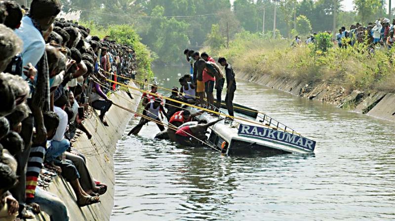 Rescue workers retrieve the private bus that fell into a water canal near Pandavapura in Mandya district on Saturday  (Photo: KPN)