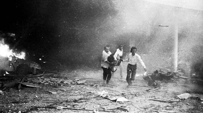 People carry a victim from the Air India building after the serial blasts in Mumbai in 1993. (Photo: PTI/File)