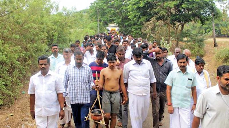 Among others former Union minister from the DMK, T R Baalu, Thiruthuraipoondi MLA Adalarasan, and a number of people from nearby villages joined the funeral procession.