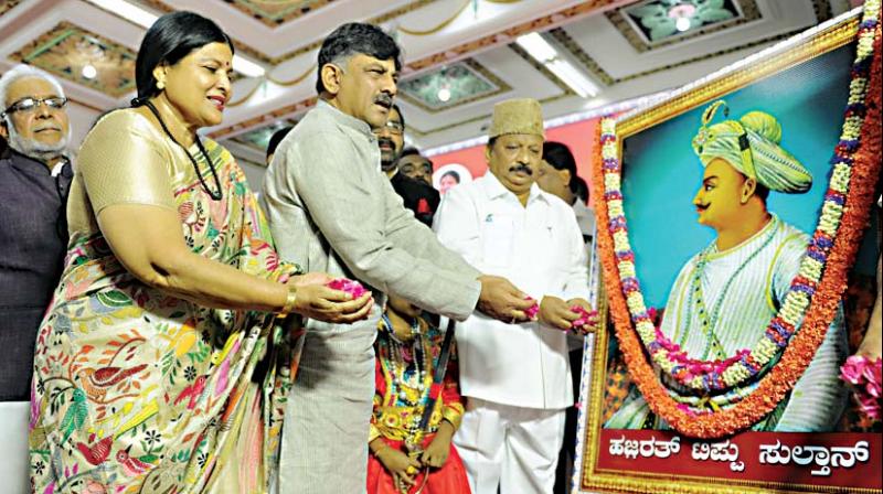 Ministers D.K. Shivakumar and Jayamala offer floral tributes to Tipu Sultan at a function in Vidhana Soudha on Saturday (Photo: DC )