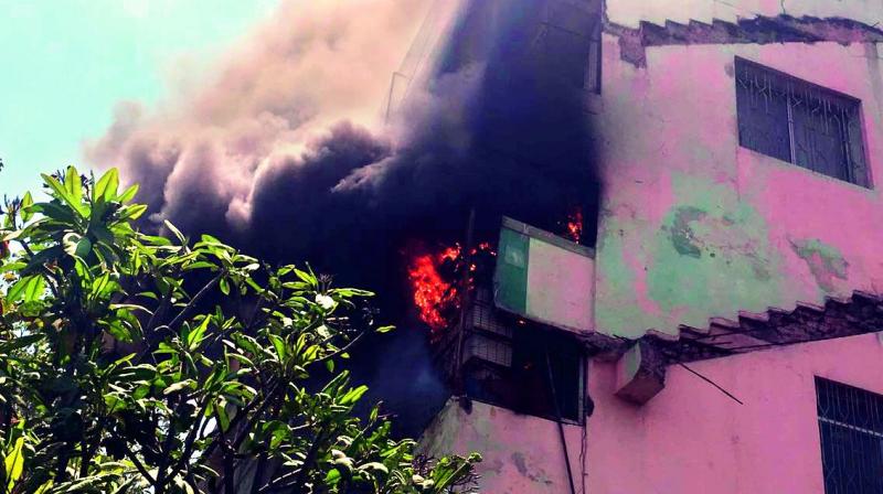 Fire rages in the balcony of the building that housed a power substation (Photo: DC)