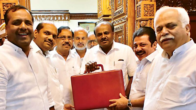 CM H.D. Kumaraswamy, Dy CM G. Parameshwar and other ministers arrive at Vidhana Soudha for the budget session 	(Photo: DC)