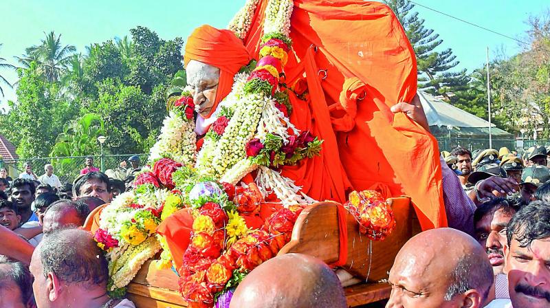 Mortal remains Shivakumara Swamiji being taken to be kept for Antin Darsan (public viewing) at Siddaganga Mutt in Tumakaru, Karnataka, on Monday. (Photo:  PTI)