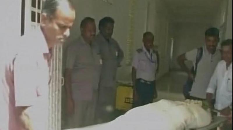 the family were asked to caThe dead body from the mortuary to the ambulance which did not have a freezer box. (Photo: ANI Twitter)