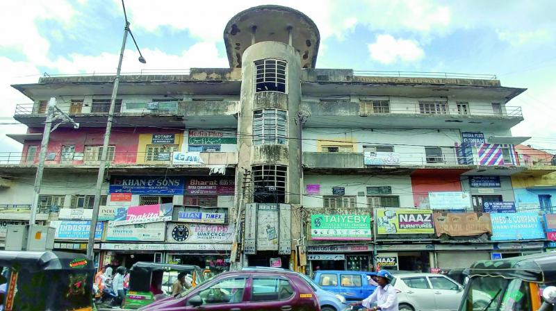 A panoramic view of the Bachelors Quarters Building near Moazzamjahi market lying in shambles after being caught in a legal tussle. 	(Photo:DC)