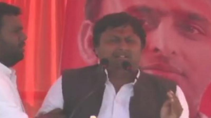 SP candidate from Barhaj seat PD Tiwari, crying on stage as he began his speech. (Photo: Videograb)