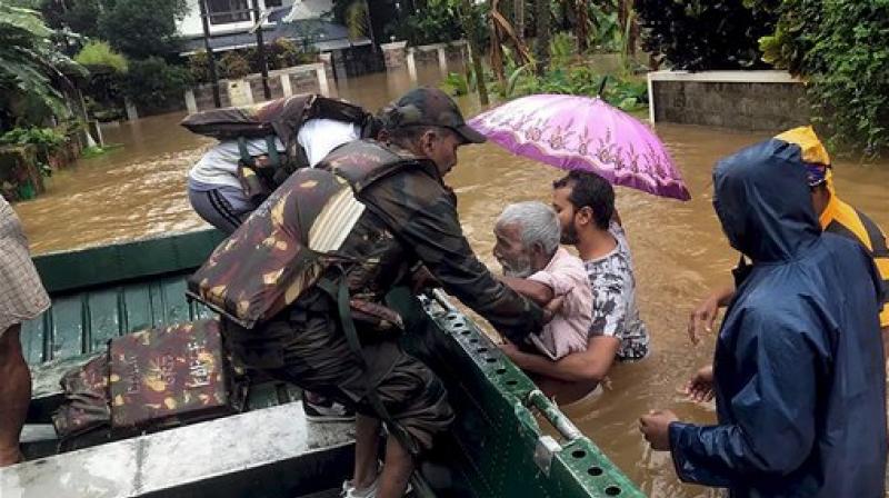 Indian Army personnel rescue flood affected people in Ernakulam district of Kerala. (Photo: PTI)