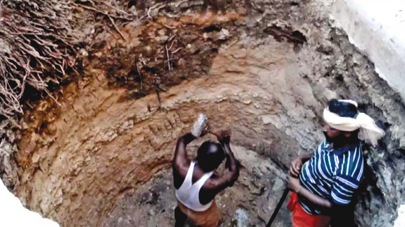 Workers dig a new well near the second prakara in the Rameswaram temple	DC