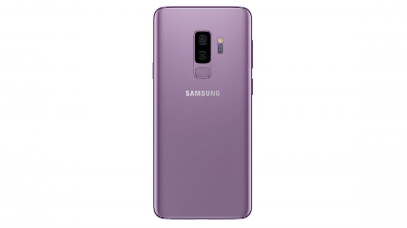 The tech industry is now roping in colours as the new commanding factor. Here comes in Samsung with being one of the first this year.