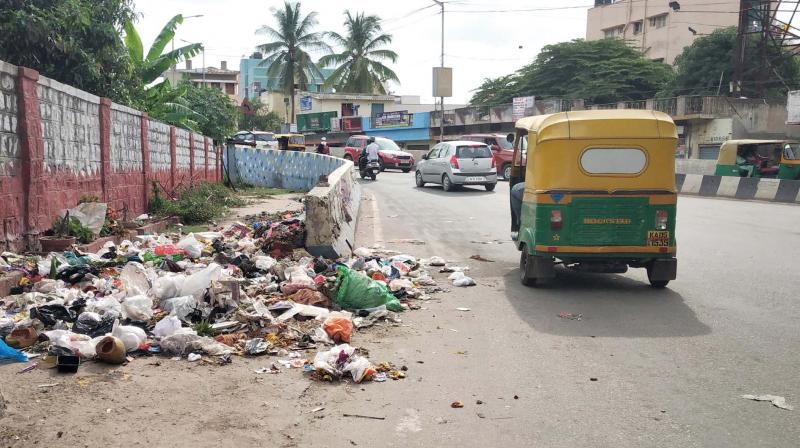 Garbage being dumped at Banaswadi flyover from the Chikkabanaswadi road side entrance (Photo: DC)