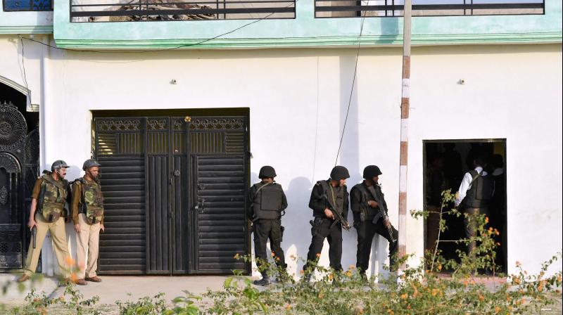 Uttar Pradesh Anti Terror Squad personnel take positions during their operation against a suspected terrorist holed up inside a building in the Thakurganj area of Lucknow on Tuesday evening. (Photo: PTI)