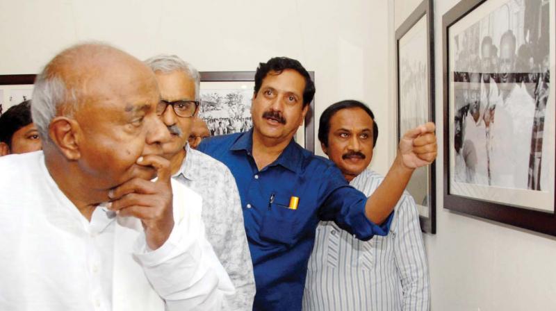 Former PM H.D. Deve Gowda at an exhibition of photographs as part of birth anniversaries of Mahatma Gandhi and Jayaprakash Narayan in Bengaluru on Thursday (Image DC)