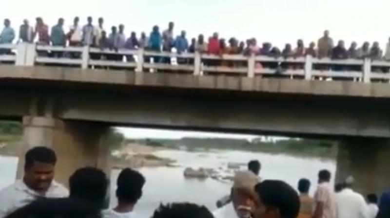 The police was called in by local people who were shaken by the tragic sight and took the bodies out of the river. (Photo: YouTube | Screengrab)