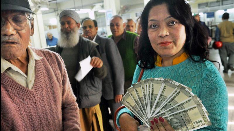A woman shows her new Rs 500 curency notes in Dehradun (Photo: PTI)
