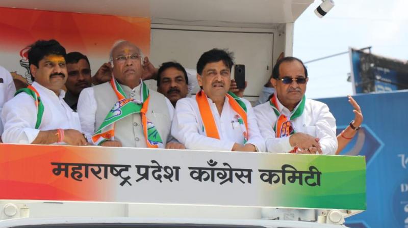 The campaign was launched in presence of party general secretary in-charge for Maharashtra Mallikarjun Kharge, state Congress chief Ashok Chavan, Opposition leader in Assembly Radhakrishna Vikhe Patil and other leaders. (Photo: Twitter | @INCMaharashtra)