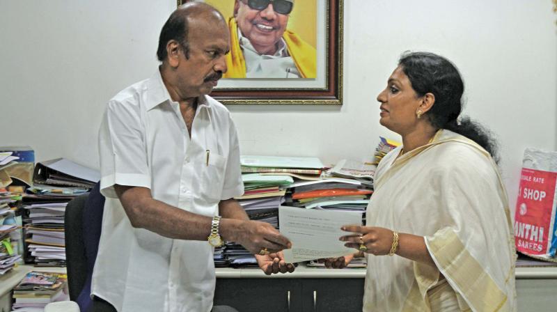 DMK has begun receiving applications from candidates for bypoll. Shimla Muthuchozhan submits her application to contest in RK Nagar assembly constituency. (Photo: DC)