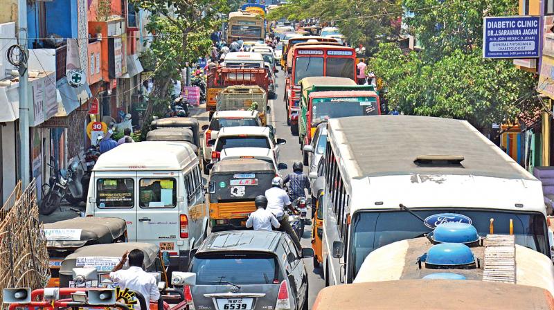 Vehicles stuck on the road that leads to Kasimedu from Washermenpet in RK Nagar constituency. (Photo: E.K. Sanjay)