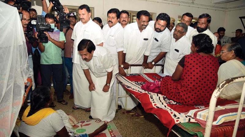 Opposition leader Ramesh Chennithala visits patients at the fever ward in Thiruvananthapuram general hospital on Sunday.(Photo: DC)