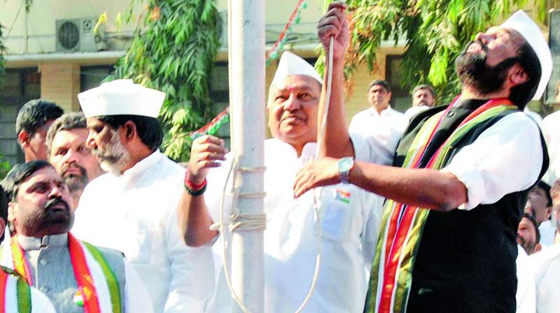 TPCC president Uttam Kumar Reddy hoists the National Flag at Gandhi Bhavan in Hyderabad on Friday. (Photo: DC)