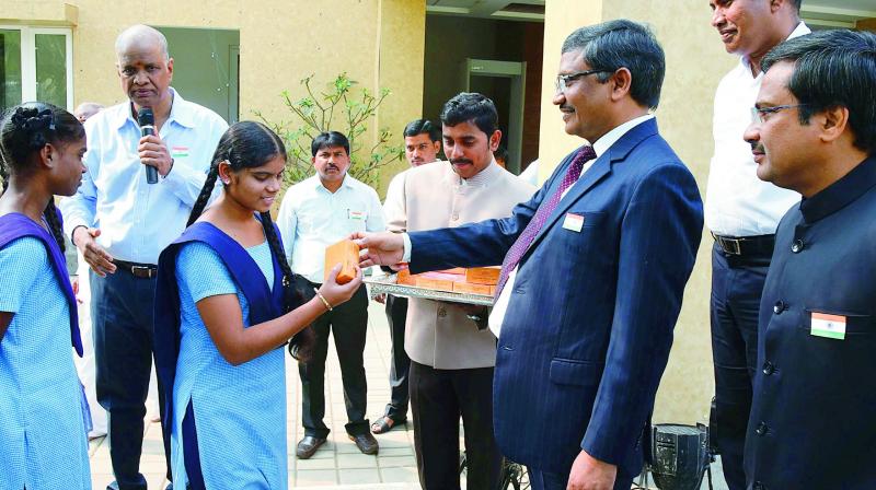 Special chief secretary (CMO) distribute sweets to school children at secretariat on Friday. (Photo: DC)