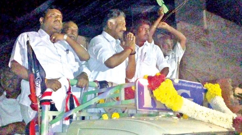 O Panneerselvam wishing the people at Bodinayakannnur town in Theni district. (Photo: DC)
