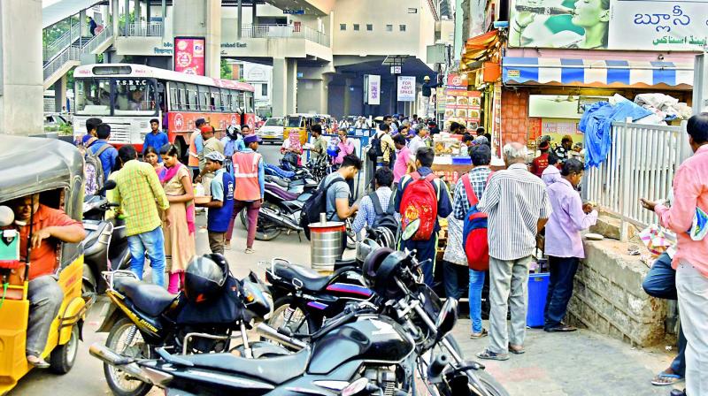 Hawkers encroach footpath, while motorists stop vehicles to grab quick food at East Secunderabad Metro station.  ((Image DC):