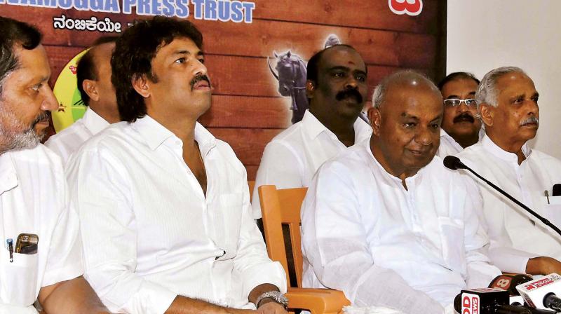 Former PM H.D. Deve Gowda speaks at an election campaign meeting in Shivamogga on Tuesday. JD(S) candidate Madhu Bangarappa and Kagodu Thimappa are seen   (Photo: KPN)