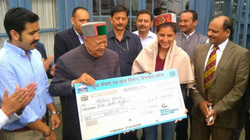Sushma Verma  was also given a cheque of Rs. five lakh. The Chief Minister said that the state government has been honouring eminent sports persons in the past also and it would be an inspiration to the other players for future in the state.(Photo: Twitter / Virbhadra Singh)