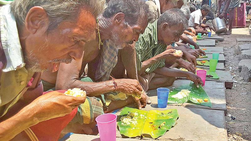 Elders and poor people eating free food served by Gandhimathi on East Masilamani Street in Madurai. (Photo: DC)