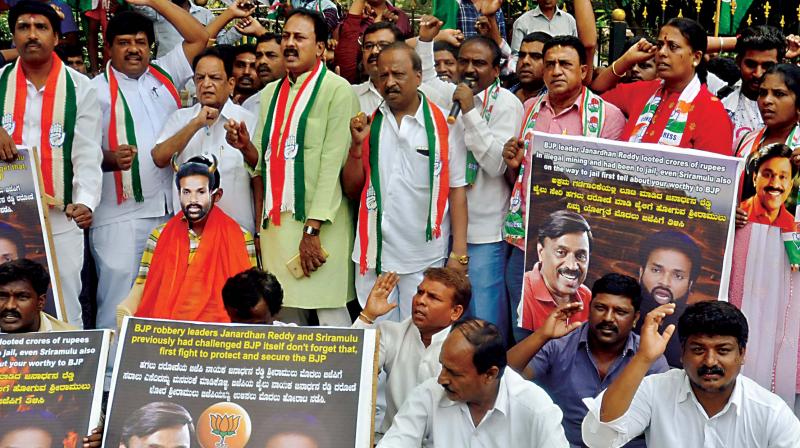 Congress workers protest against the remarks of BJP leaders Sriramulu and Janardhan Reddy against their leaders in Bengaluru on Monday (Image DC)