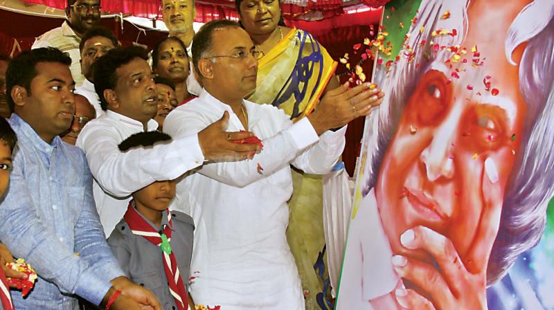 KPCC chief Dinesh Gundurao offers floral tribute to A.P.J. Abdul Kalam on his birth anniversary celebration, in Bengaluru on Monday (Image DC)
