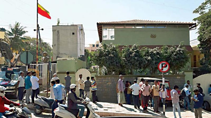 Crowds coverge in front of Yashs home during I-T raids in Kathriguppe (Photo: DC)
