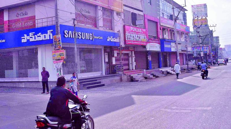 Commercial establishments voluntarily remained closed observing all-party bandh against the poor allocation of funds in Budget, in Guntur on Thursday.