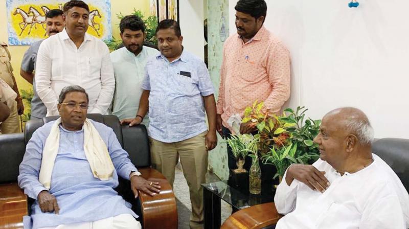 Former PM H.D. Deve Gowda and former CM  Siddaramaiah unexpectedly met in Hubballi on Sunday and they took the same flight to Bengaluru   (Photo:KPN)