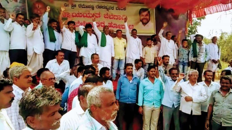 Farmers protesting in Bagalkot on Sunday for better prices for sugarcane 	  (Photo:KPN)