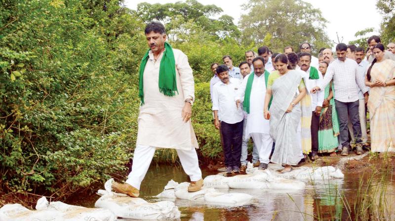 Water Resources Minister D.K. Shivakumar visits Mahadayi river at Khanapura taluk and inspects the Kalasa Banduri project site, in Belagavi on Wednesday accompanied by MLAs Lakshmi Hebbalkar, Anjali Nimbalkar and officials of the Karnataka Niravari Nigam. (Photo:KPN)