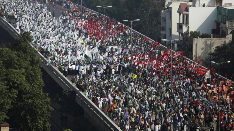 Thousands of farmers are marching to Parliament demanding higher prices for their produce and a government waiver on their farm loans to alleviate hardships. (Photo: AP)