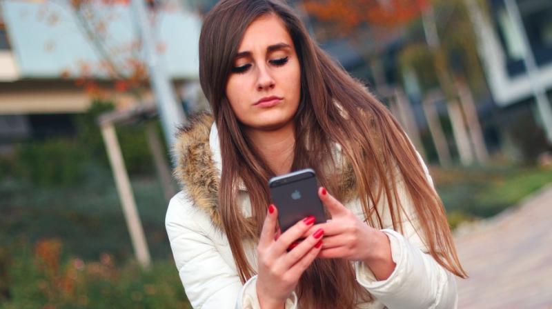 Doctor warns being addicted to our phones could lead to migraine and blurred vision. (Photo: Pixabay)