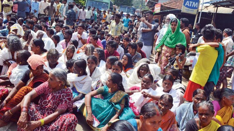 Residents of Pandathurai and nearby villages stage road roko (Photo: DC)
